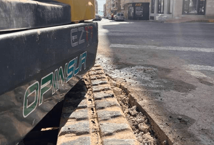 Trabajos de canalización eléctrica en el centro de Torrevieja