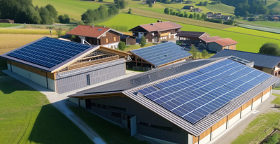 Photovoltaikanlage auf einem Scheunendach eines Bauernhofs