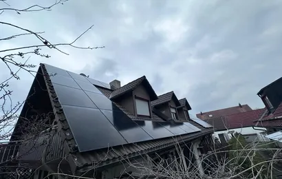 Photovoltaikanlage mit Speicher auf dem Dach von Familie Schmidt